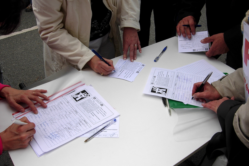 Signature de la pétition NON A104