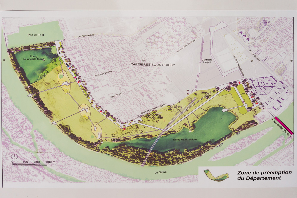 Carrières-sous-Poissy : l'A104 traverse létang de la Galiotte Panneau du CG Yvelines